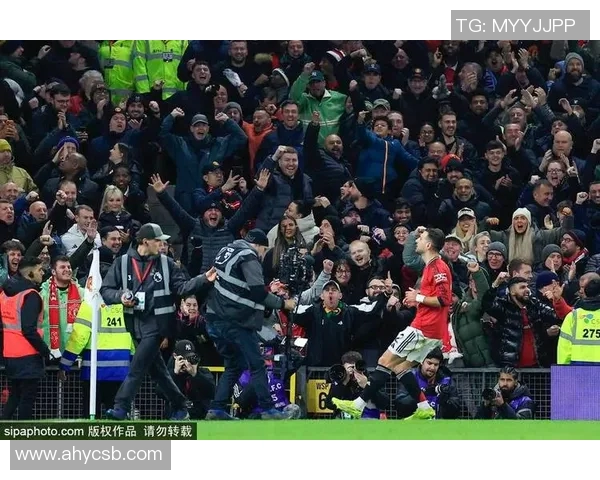 足球明星之子展现惊人头球技艺引发球迷热议与期待