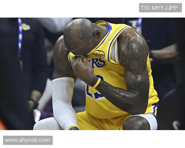 篮球明星赛场失误引发热议球迷反应各异纷纷发表看法